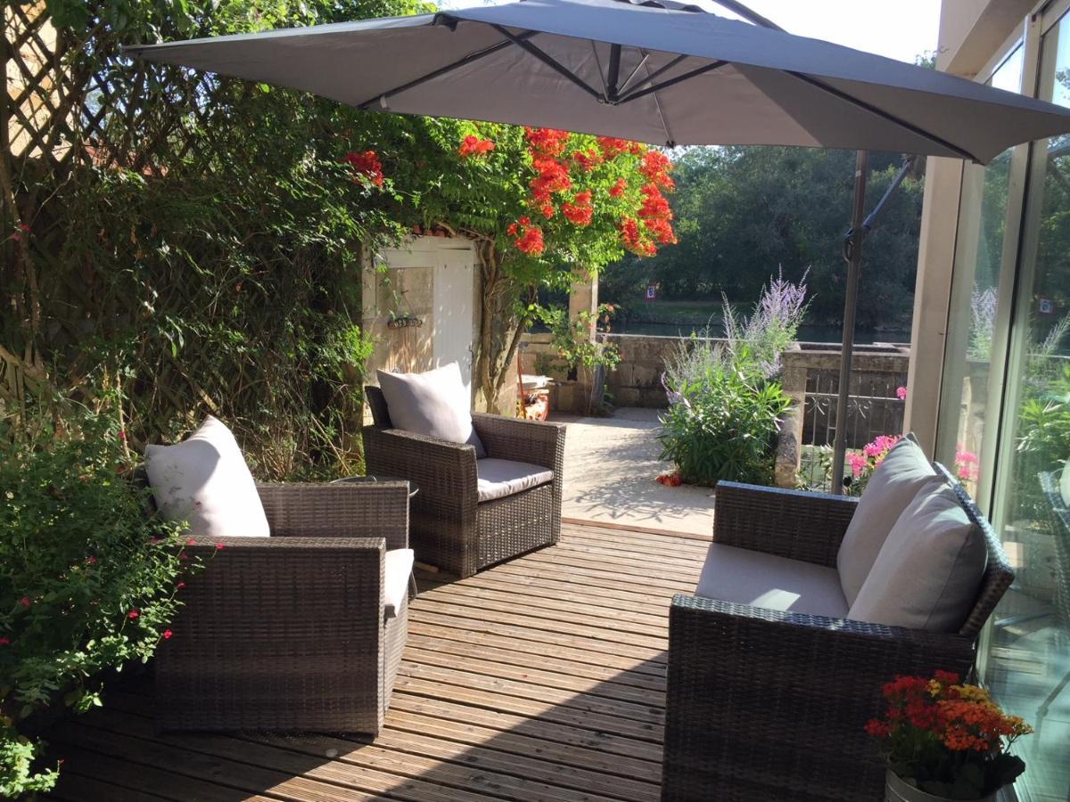 De Charme Et D'Eau Bed & Breakfast Saint-Savinien ภายนอก รูปภาพ