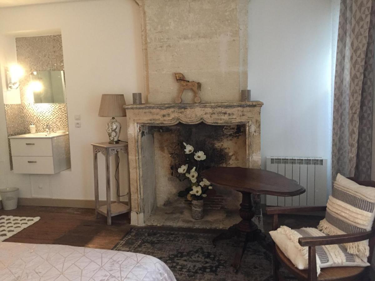De Charme Et D'Eau Bed & Breakfast Saint-Savinien ภายนอก รูปภาพ