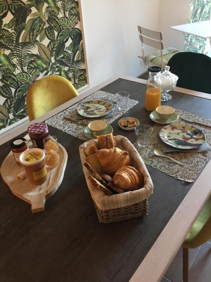 De Charme Et D'Eau Bed & Breakfast Saint-Savinien ภายนอก รูปภาพ