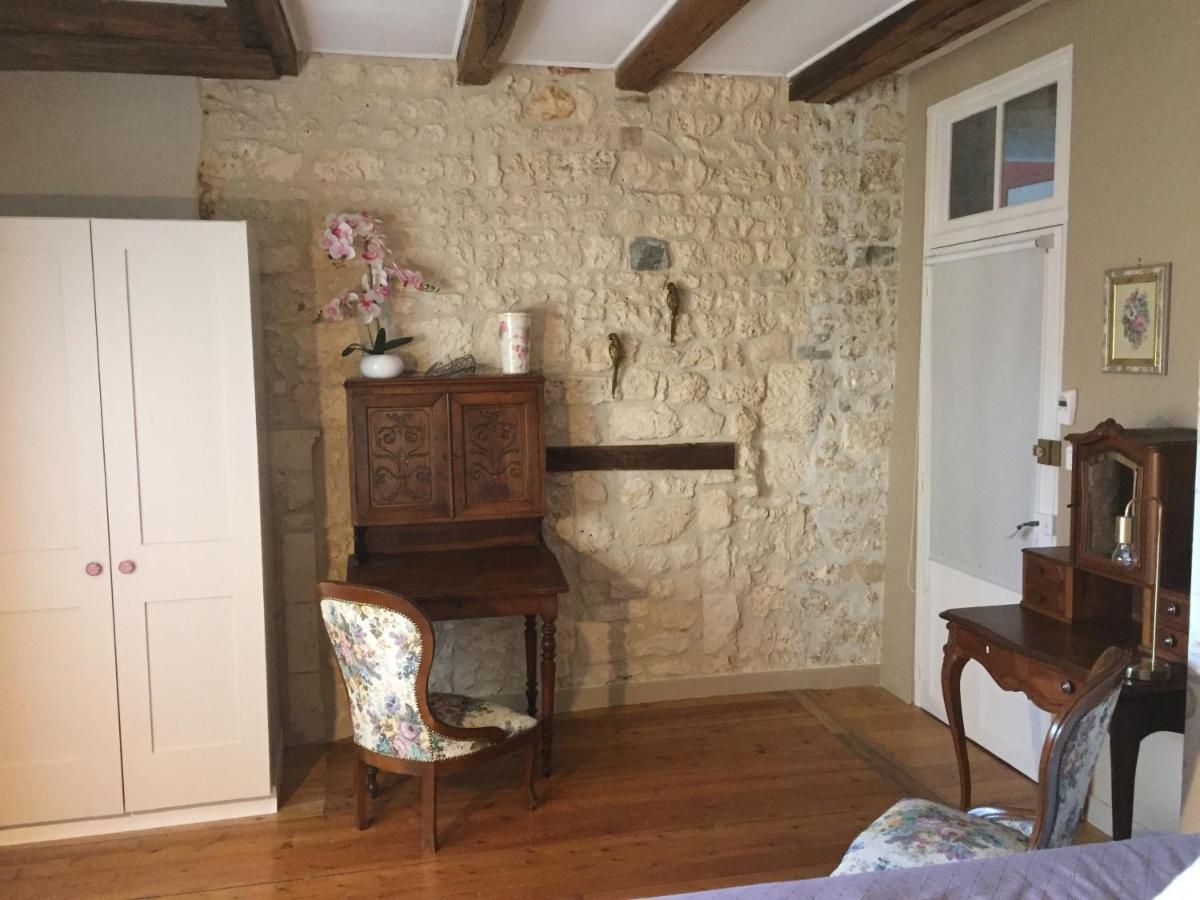 De Charme Et D'Eau Bed & Breakfast Saint-Savinien ภายนอก รูปภาพ